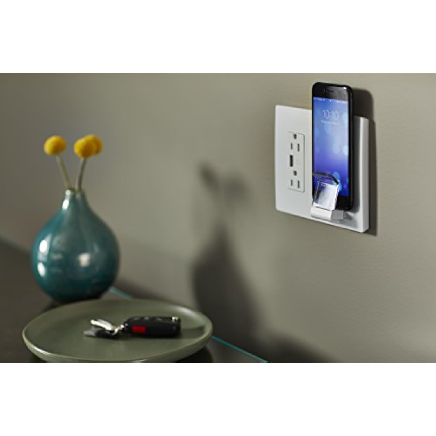 Legrand radiant RWC826USBWCCV2 Wireless USB Charger with 15 Amp Tamper Resistant Outlets and Type A USB Charging Port, for All Qi Enabled Smartphones, White (1 Count)