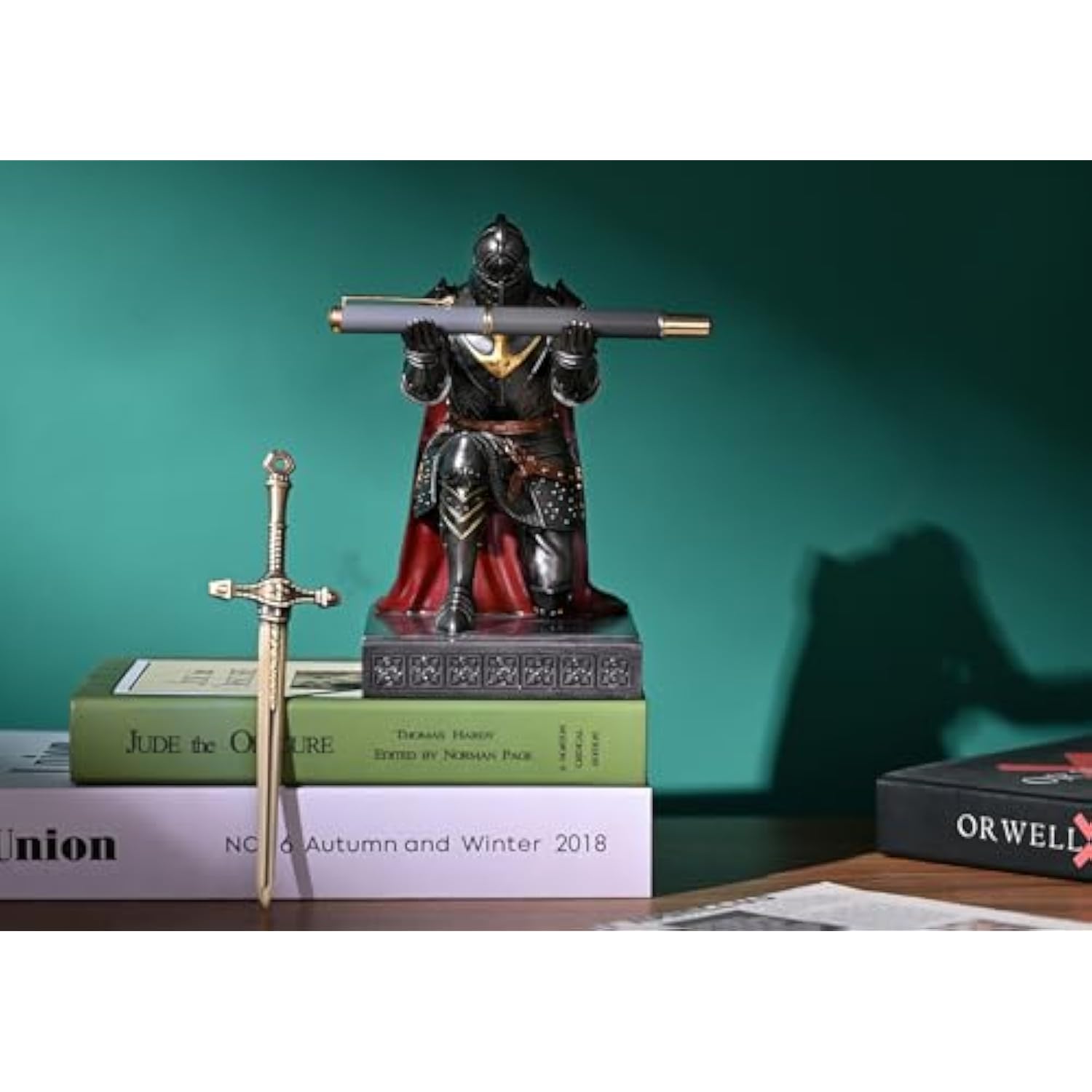 King'S Guard Leader Cloak Warrior Knight Pen Holder Mobile Phone Stand, Ornament Knight Statue, Pen Stand Paperweight For Office And Home (Iron)