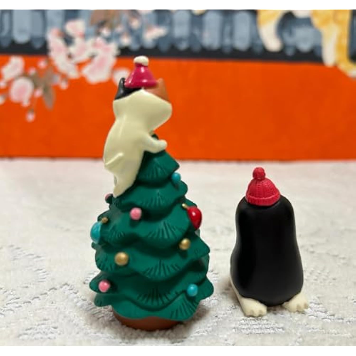 Mini Christmas Tree Figurines, Cute Calico Cat And Penguin With Santa Hats, Playful Resin Decorations For Christmas, Perfect For Fairy Garden And Office Desk Decor