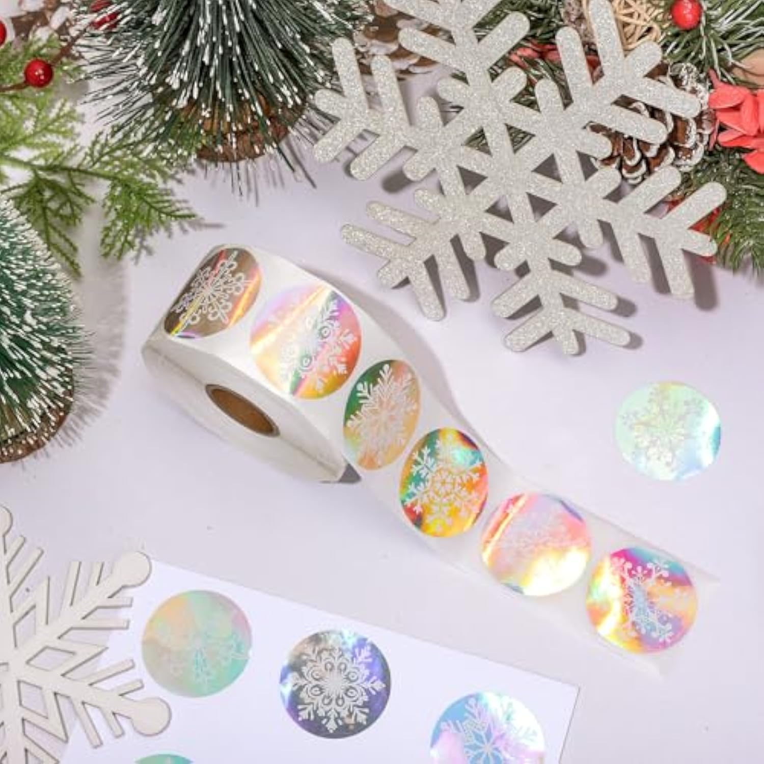 1000Pcs Christmas Snowflake Stickers Roll Holographic Winter Silver Laser Seal Stickers Xmas Waterproof Self-Adhesive Decals For Envelope Journal Decor Party Supplies