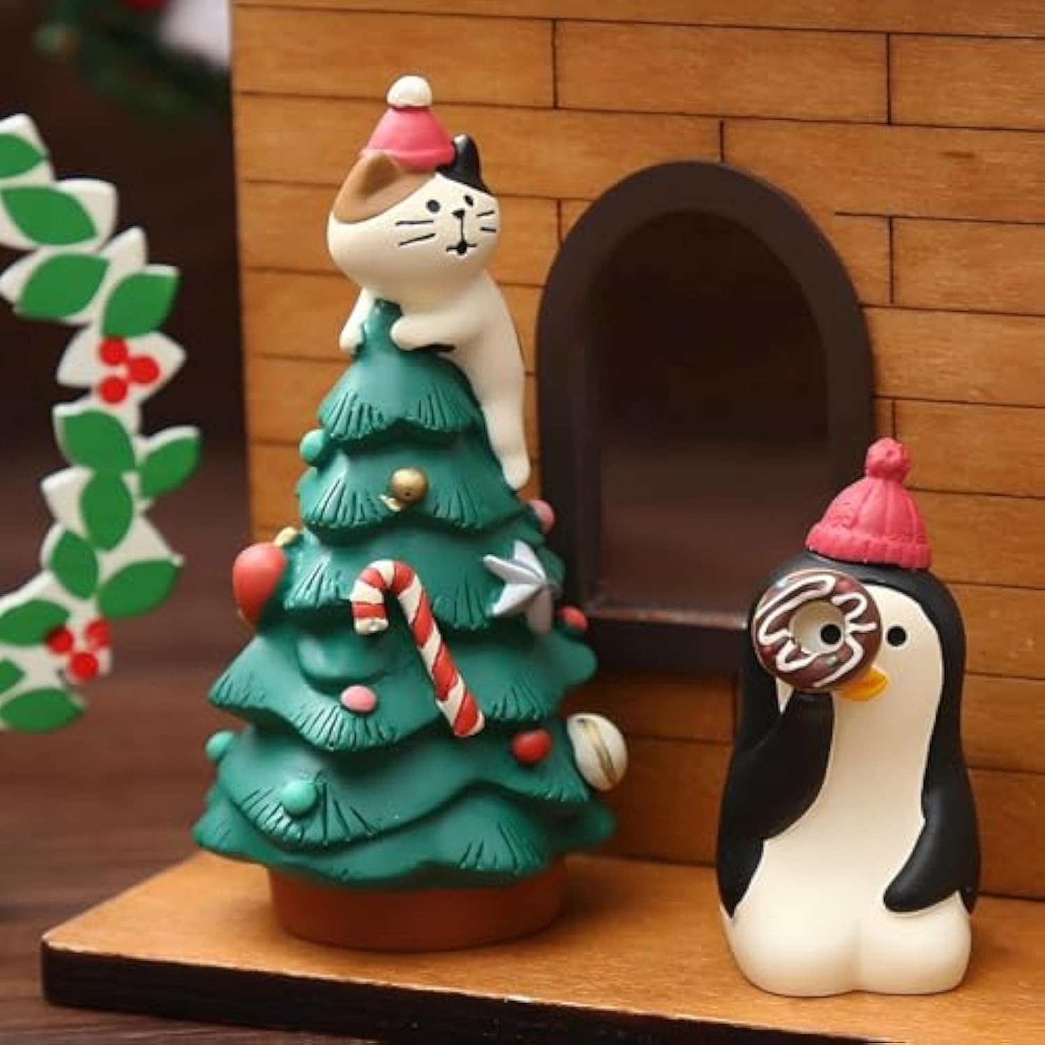 Mini Christmas Tree Figurines, Cute Calico Cat And Penguin With Santa Hats, Playful Resin Decorations For Christmas, Perfect For Fairy Garden And Office Desk Decor