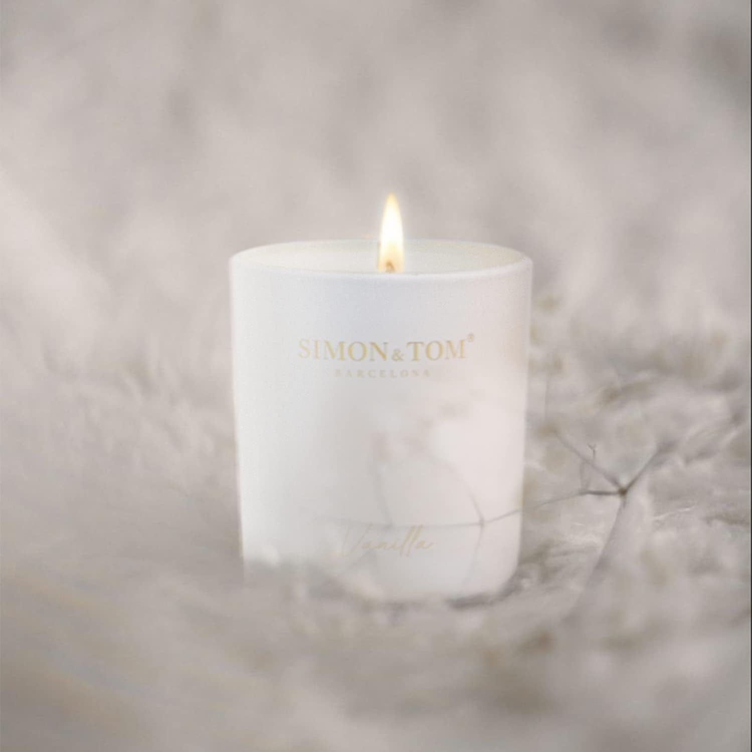 Simon&Tom Highly Scented Premium Vanilla Candle 10 Oz - 100 Hour Burn - Natural Organic Soy Wax - Aromatherapy Glass Candle Jar - Candle Jar With Matte White Gift Box For Home & Office - Vegan
