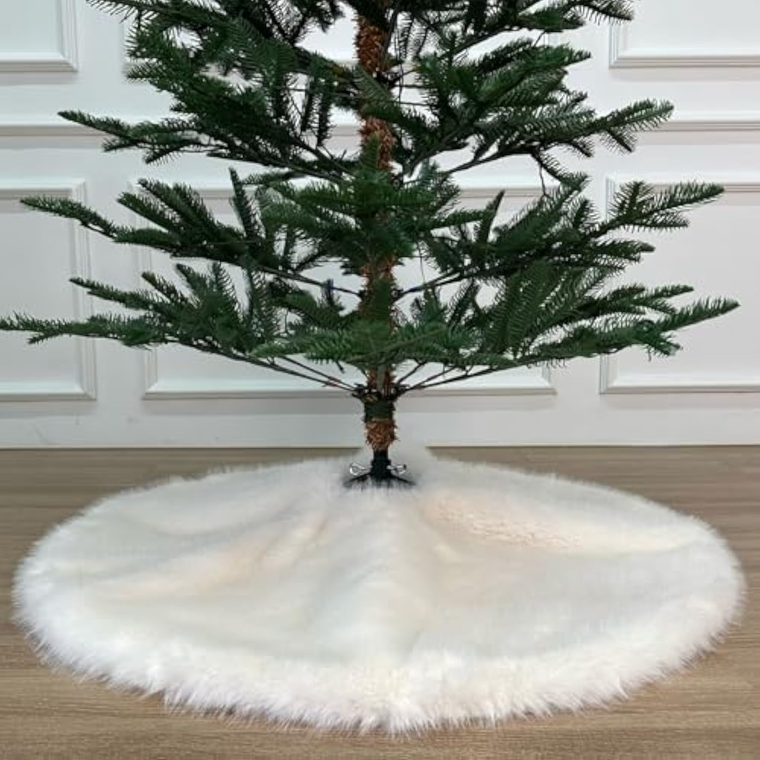 36-Inch Huntsman High-Pile Faux Fur Christmas Tree Skirt With Hidden Slide Clasp Closure And Durable Microfiber Backing, Ivory