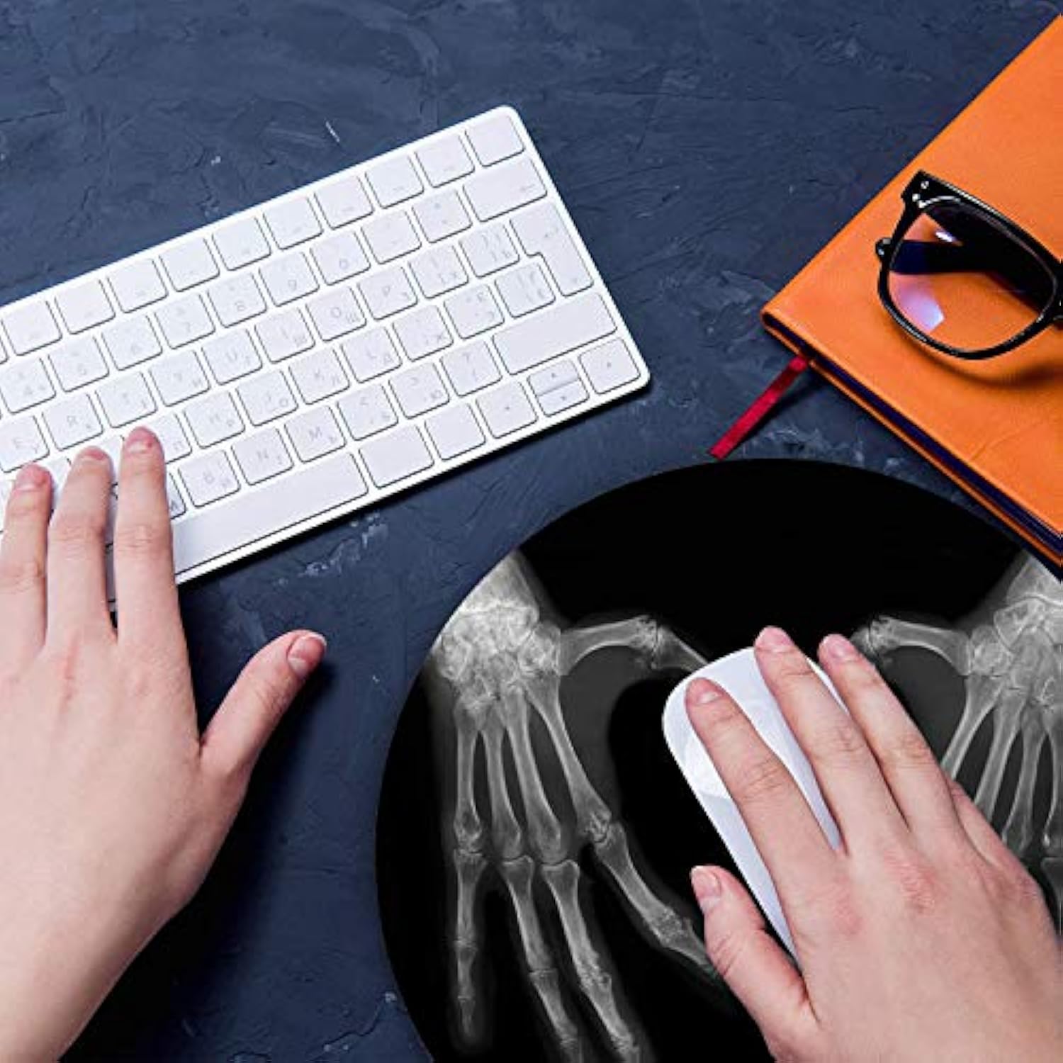 Round Mouse Pad And Coasters Set, Xray Bones Of Hands Making The Sign Love Heart Design Mouse Pad, Non-Slip Rubber Base Mouse Pads For Laptop And Computer, Cute Design Desk Accessories