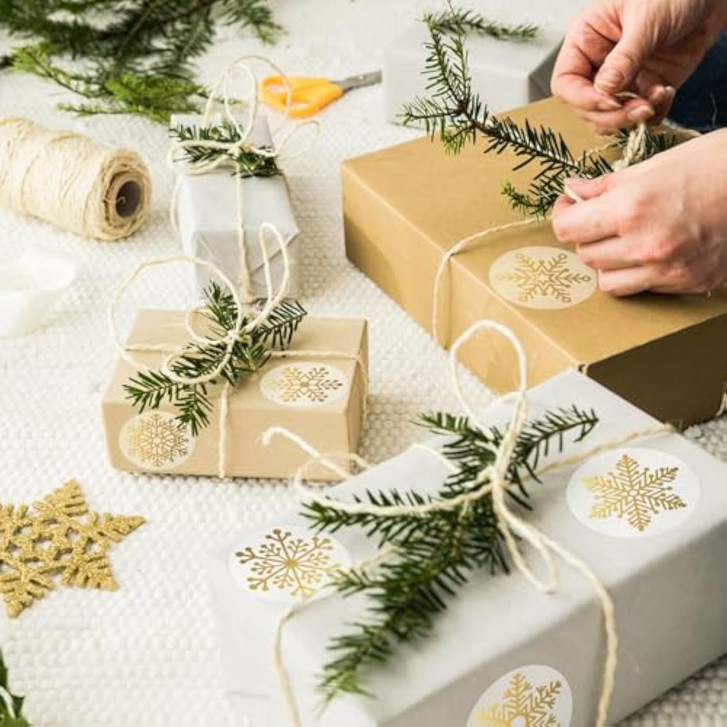 1000Pcs Clear Christmas Stickers Roll Gold Foil Snowflake Stickers Xmas Winter Holiday Round Adhesive Label Stickers Decal For Xmas Envelopes Invitations Cards Gifts Decor, 6 Designs