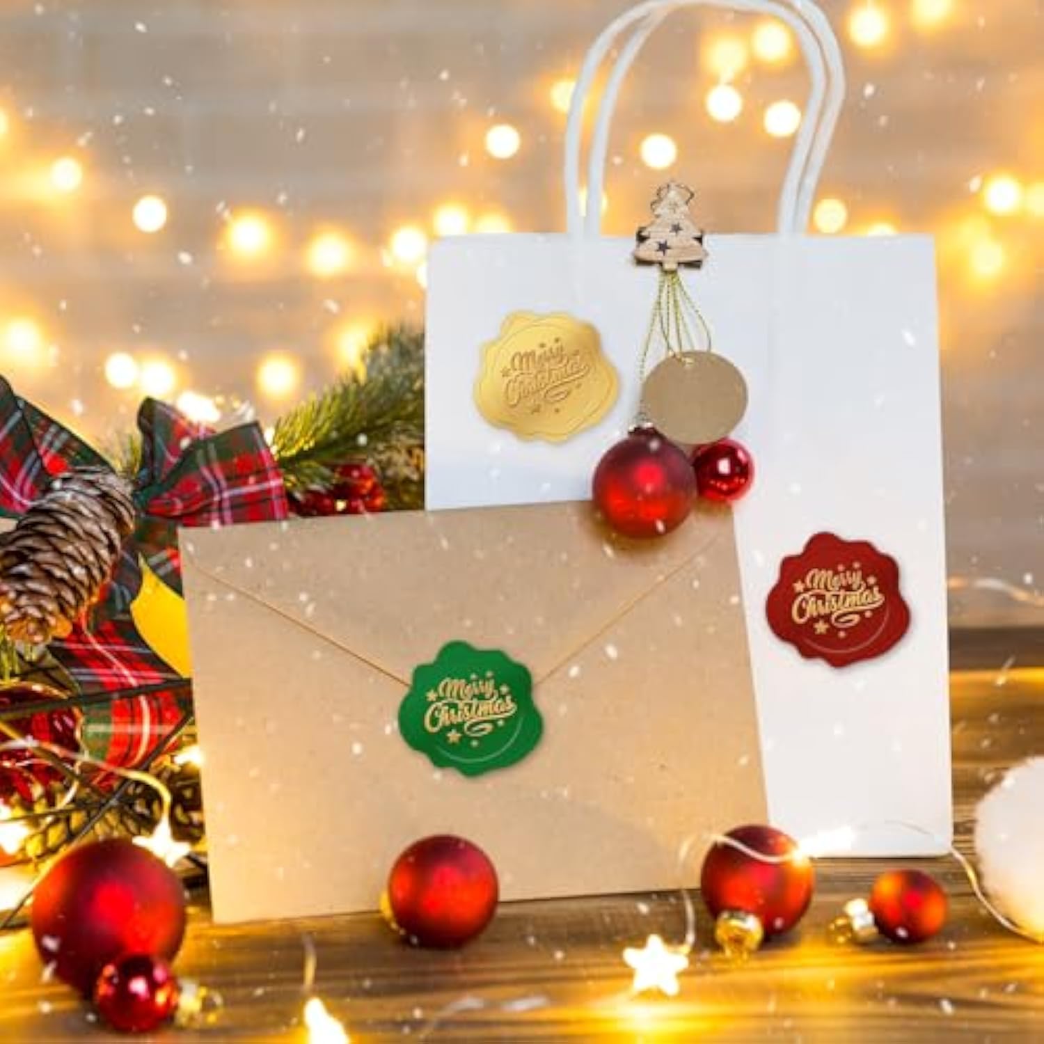 480Pcs Christmas Foil Seal Stickers Merry Christmas Stickers Gold Red Green Self-Adhesive Label Decals For Xmas Greeting Invitation Cards Sealing Gift Wrapping Supplies