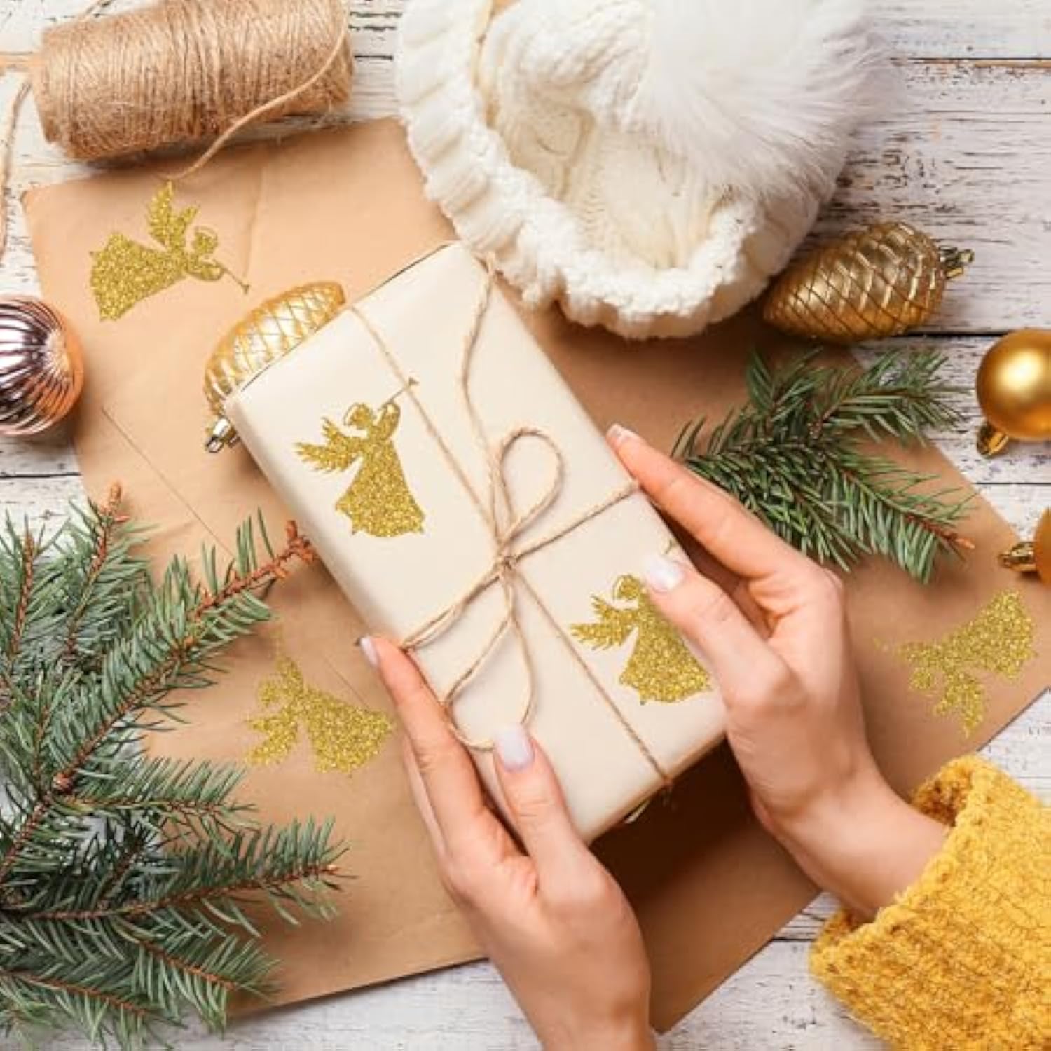 200Pcs Christmas Stickers Glitter Gold Angel Envelopes Seal Stickers Self-Adhesive Xmas Party Favor Sealing Labels For Holiday Business Wedding Invitations Greeting Cards Gifts Party Supplies