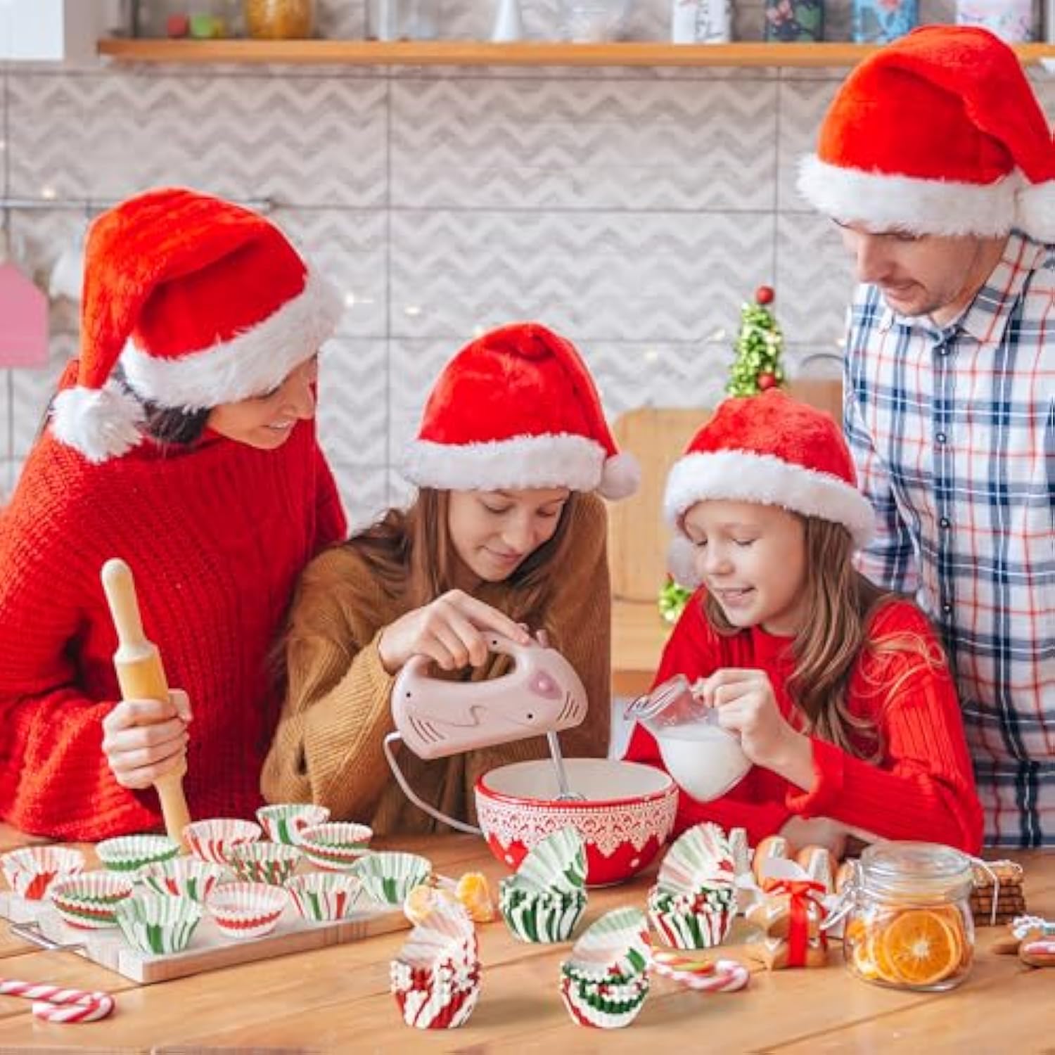 Christmas Mini Cupcake Liners - 600Pcs Merry Christmas Candy Baking Cups Muffin Cupcakes Wrappers, Xmas Tree Santa Disposable Chocolate Cake Wrap Making Supplies For Xmas Eve Party (10 Styles)