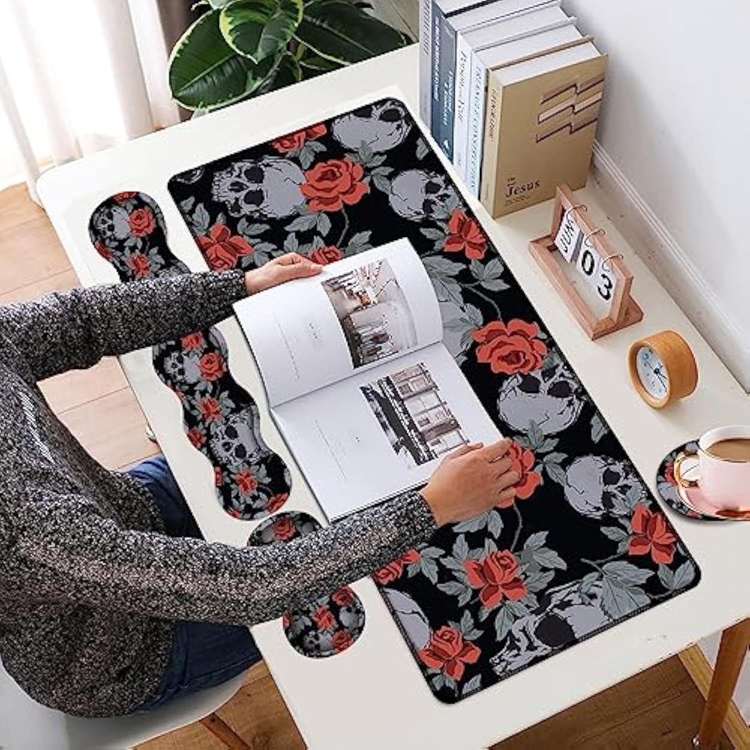 4 In 1 Mouse Pad Combo, Large Gaming Mouse Pad + Keyboard Wrist Support + Mouse Wrist Rest + Coaster, Table Pad With Stitched Edge Memory Foam Ergonomic Wrist Pad Set, Human Skulls Vintage Roses