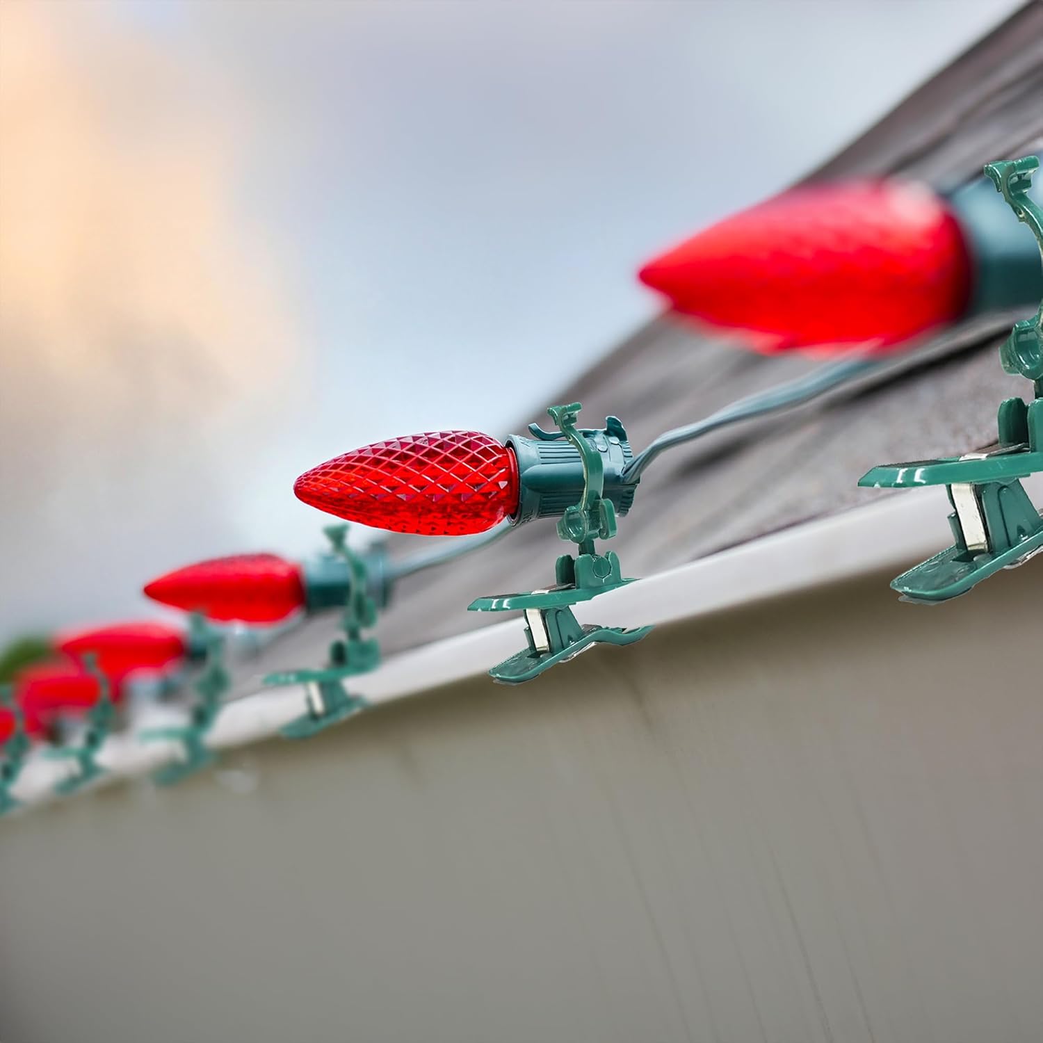 C7 C9 Christmas Lights Spring Clips, 100 Pack Universal Holiday Lights Quick Spring Clips, E12, E17 Shatterproof Weatherproof Clips For Outdoor Shingle Gutter Roof Fence