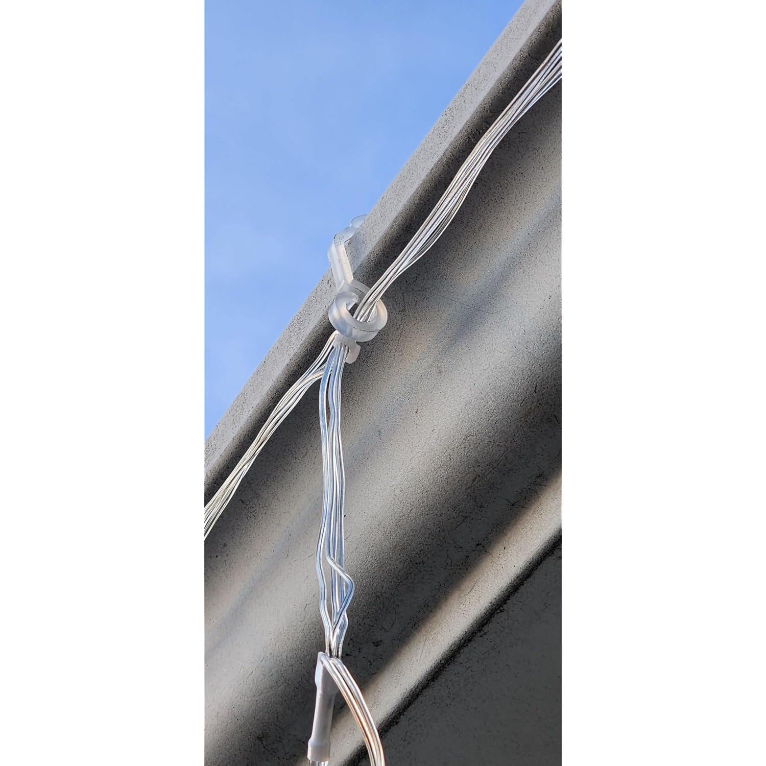 Christmas Light Clips, White Gutter Hooks Outside String Lights Clips Weatherproof Outdoor Seasonal Lighting Hooks Easy Installation Of Christmas Lights On Shingles Gutters (120, White)