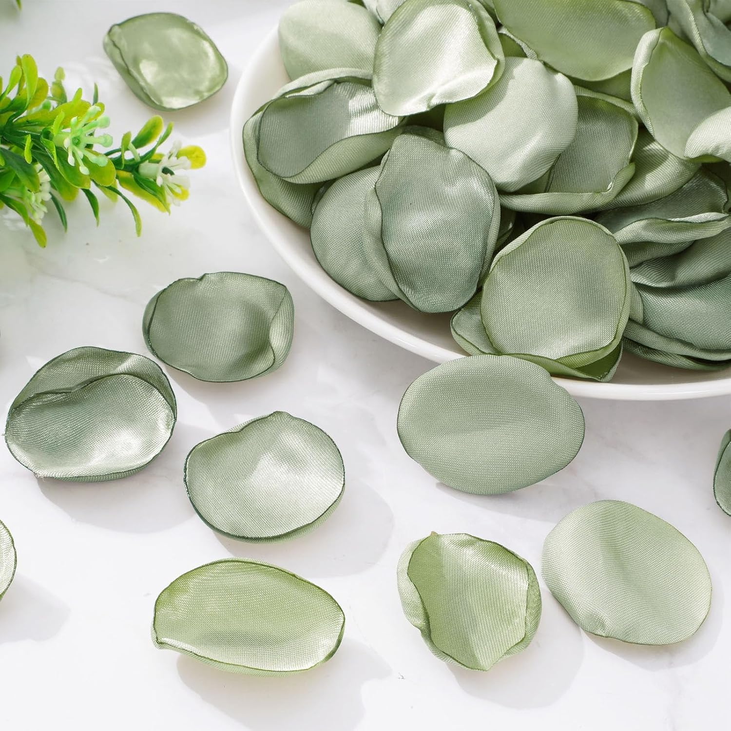 600Pcs Silk Rose Petals Sage Green Flower Petals Artificial Scatter Flowers For Bridal Shower Romantic Night Wedding Aisle Table Centerpieces Reception Tables Decorations