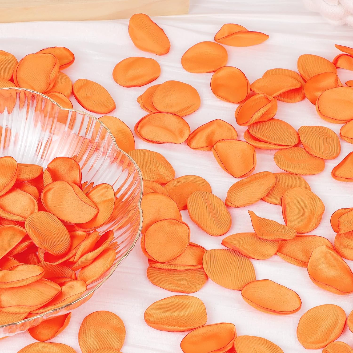 200Pcs Burnt Orange Flower Petals, Silk Rose Petals Fall Wedding Decor Flower Girl Petals For Wedding Aisle Table Centerpieces Thanksgiving Party Confetti Decorations
