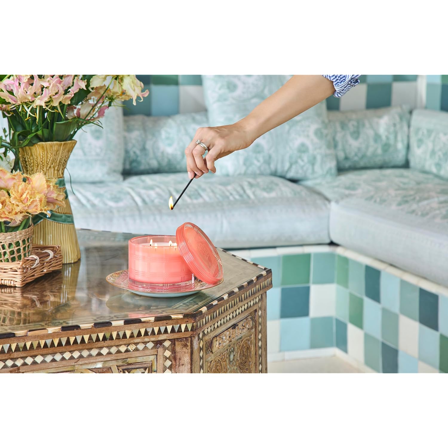 & Co 4-Wick Sparkling Grapefruit Specialty Candle With Gift Box Notes Of Grapefruit, Fresh Lemon, Thyme Sprigs, Vanilla Sugar